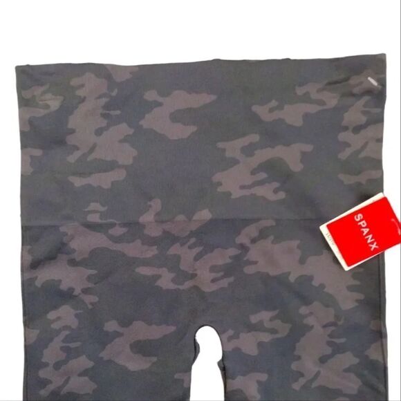 Spanx Black Camo Look At Me Now Seamless Bike Shorts Large NWT - Picture 4 of 12